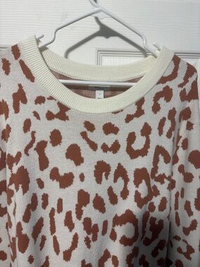 Daily Ritual Cream Crewneck Sweater with Brown Leopard Pattern